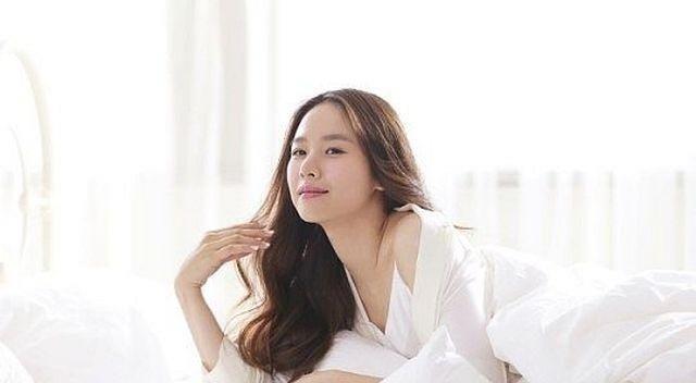 李东健爱妻最新写真曝光，37岁赵伦熙眉目含情，少女感十足