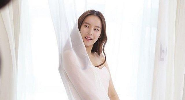 李东健爱妻最新写真曝光，37岁赵伦熙眉目含情，少女感十足