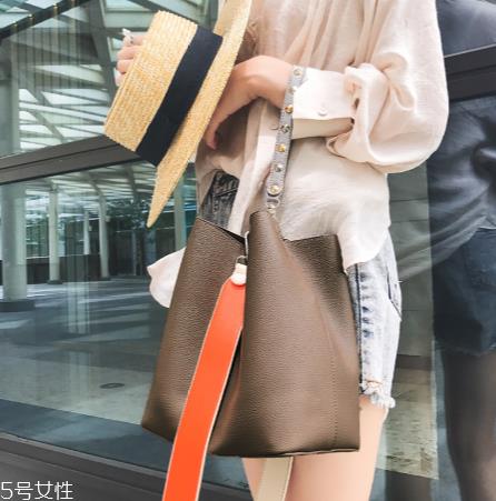 白领适合背什么款式包包？经典款手袋来袭