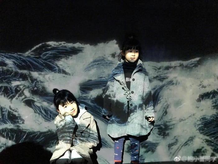 鲍蕾晒全家人照，陆毅当雪橇拉着两女儿，一家人玩得好开心