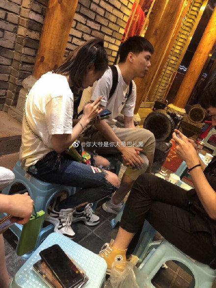 毕滢现身烟不离手，与张丹峰发型雷同，穿着疑为情侣装