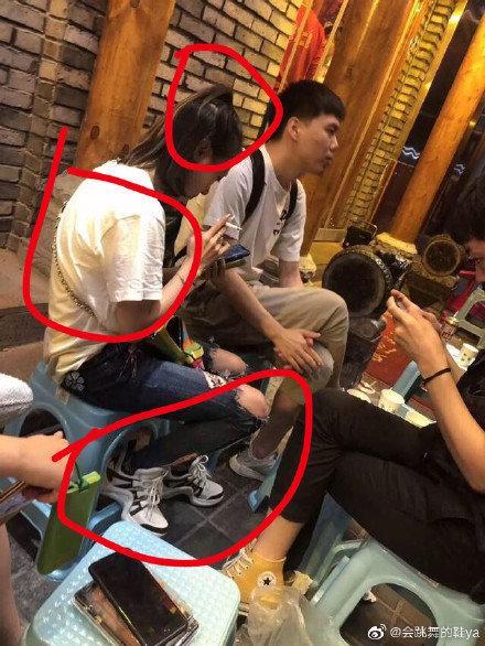 毕滢现身烟不离手，与张丹峰发型雷同，穿着疑为情侣装