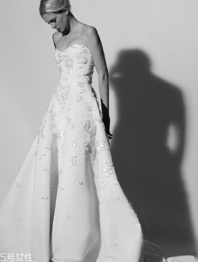 婚纱里面有胸垫吗？婚纱是自带胸垫吗？