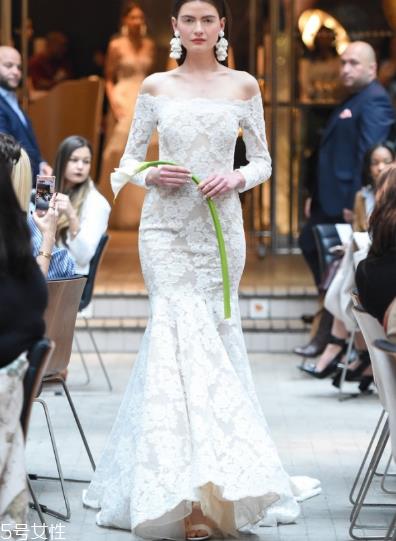 婚纱里面有胸垫吗？婚纱是自带胸垫吗？