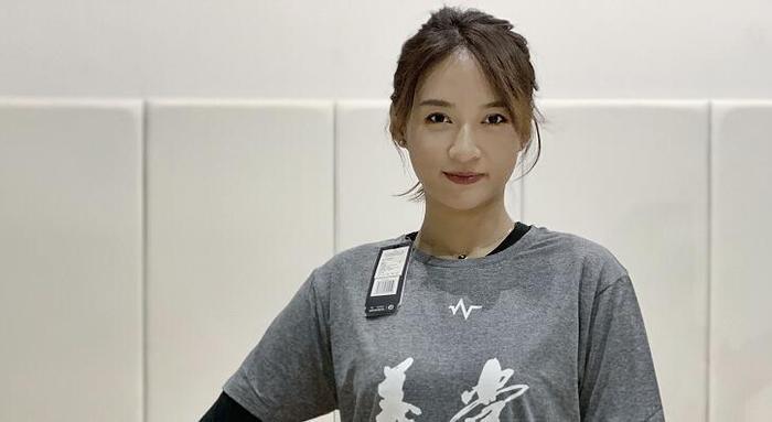 她是女篮“最美女神”，26岁却无奈退役，前胸纹身超级美