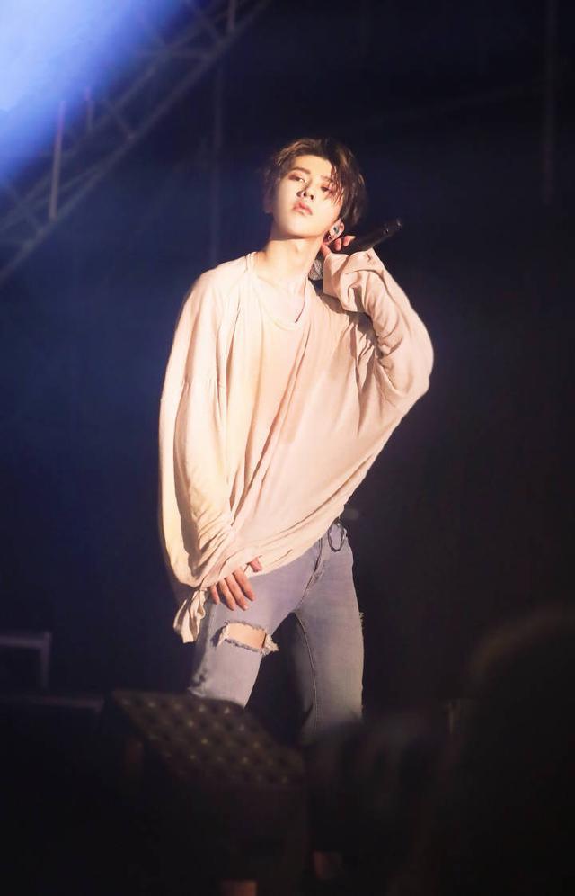 蔡徐坤无水印高清壁纸 NINE PERCENT 队长来袭