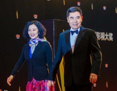 ​娱乐圈少见的几对“校服到婚纱”夫妻，64岁陈宝国：我夫人是原配