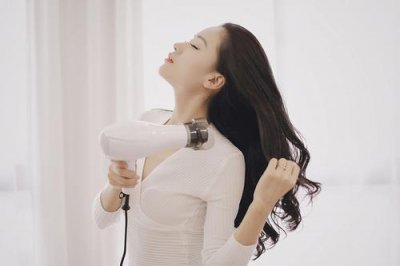 ​没有电吹风头发怎么干得快 头发干到什么样可以睡觉