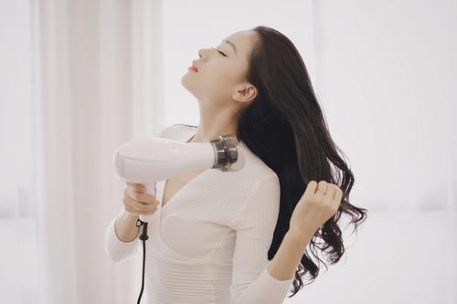 没有电吹风头发怎么干得快 头发干到什么样可以睡觉