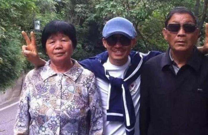 王宝强父母老实憨厚，而马蓉父母却穿成这样，网友：样貌见人品