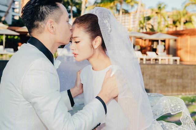 安以轩与老公浪漫游土耳其，夫妻俩甜蜜拥吻撒狗粮庆结婚一周年
