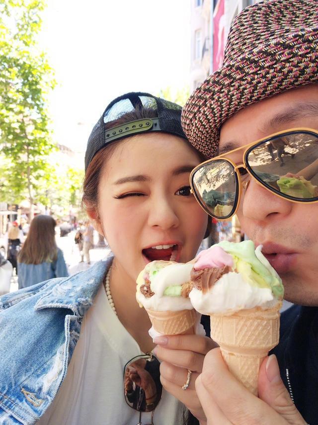 安以轩与老公浪漫游土耳其，夫妻俩甜蜜拥吻撒狗粮庆结婚一周年