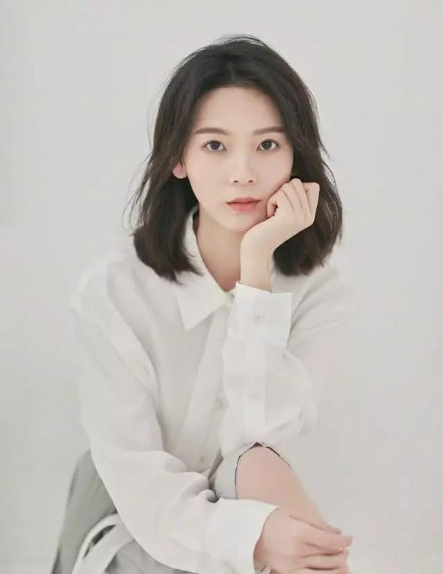 还记得无心法师岳绮罗吗？她腿是上帝吻过的吧，连堆堆袜都穿不稳