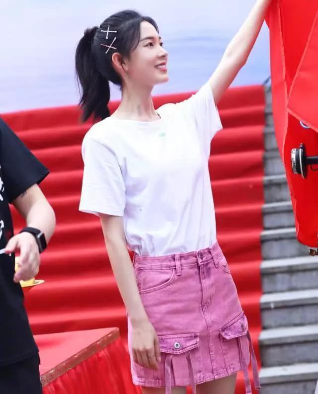 还记得无心法师岳绮罗吗？她腿是上帝吻过的吧，连堆堆袜都穿不稳