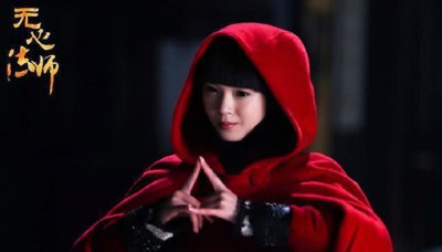 ​还记得无心法师岳绮罗吗？她腿是上帝吻过的吧，连堆堆袜都穿不稳