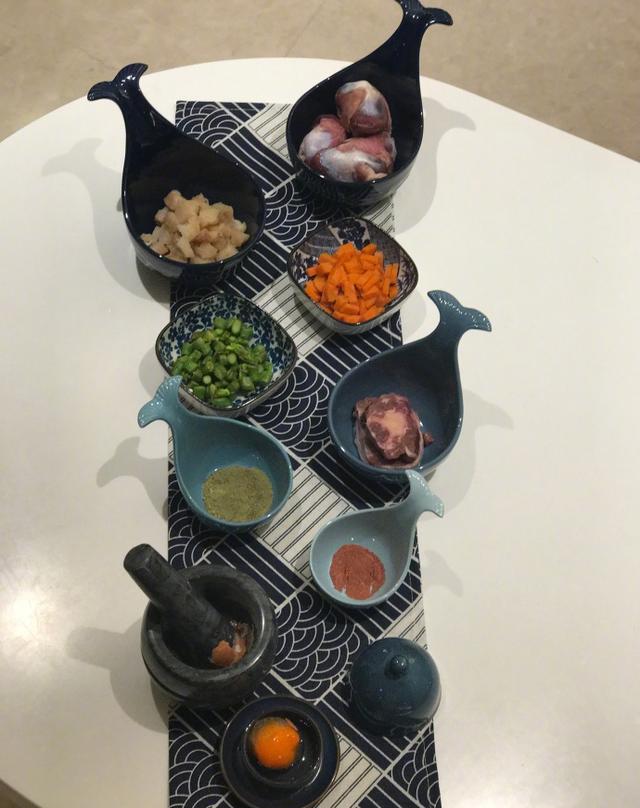 王思聪爱犬的狗牌上写着：别杀我，我家很有钱
