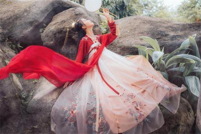 ​锦鲤汉服怎么穿 锦鲤汉服正版是哪家的