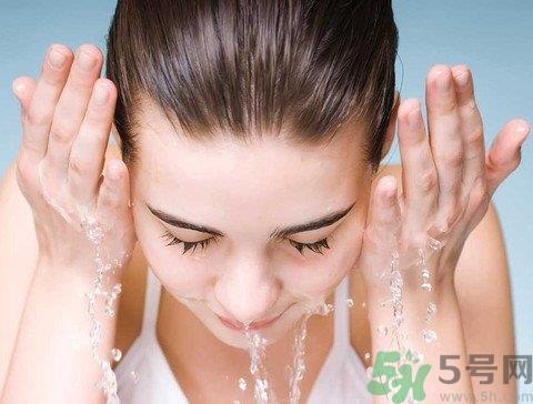 秋天用什么水洗脸好?秋天洗脸用冷水好还是热水好?