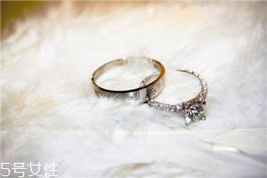 婚戒可以戴右手吗？没有明确的规定