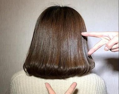 ​一个20年发型师的忠告：头发齐肩烫后迷人，内扣大气！左右都好看