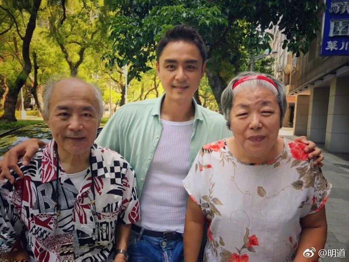 明道亲哥勒死妻儿后自杀：拒绝帮哥哥还200万赌债，明道有错吗？