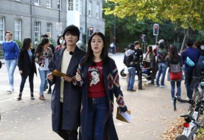 ​华晨宇一家三口合照遭曝光，女儿大名太有爱，甜度不输“陈睦辰”