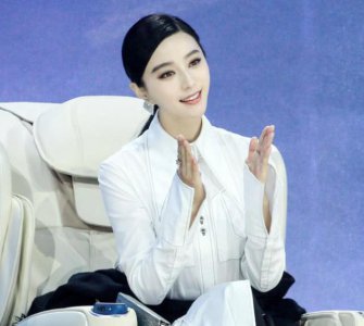 ​范冰冰登韩国杂志封面后，晒拍摄团队合影照，感谢他们温暖的力量