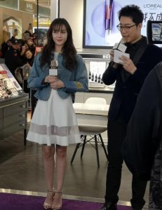 ​迪丽热巴现身某商场活动，笑不露齿，嘴巴小巧得可爱