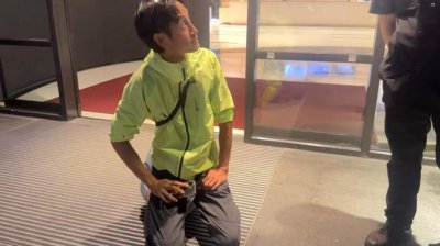 ​唐治平到电视台下跪求工作，落泪喊话：说了800次那不是我妈