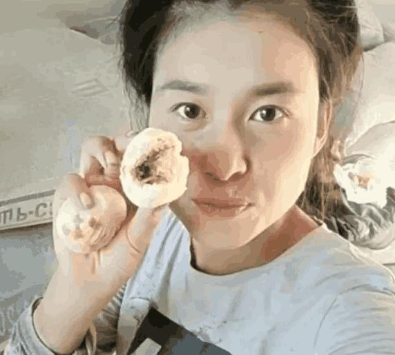 抖音“水泥姐”被曝光, 开豪车住豪宅, 网友: 为了红也是拼了
