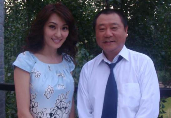 范伟牵手妻子27年无绯闻，今妻子貌美如花似27岁，范伟却已老