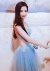 ​刘亦菲的背到底有多美？当她转身那一刻，女神范十足