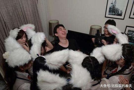 王思聪深夜晒“王可可”, 后面的女性用品亮了, 网友表示尺度太大