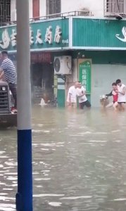 ​桂林一药店女职员在洪水中触电身亡？附近商户：事后有居民提醒关闸