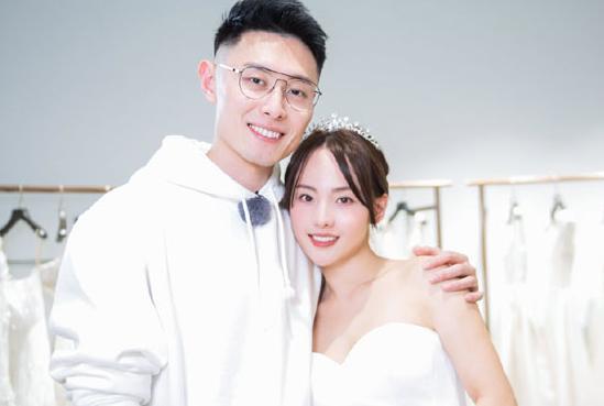 张嘉倪回忆买超首次求婚细节，激动到流泪，还请了岳父亲自见证