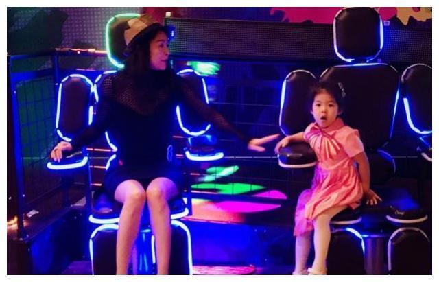 章子怡素颜生产照首曝光！汪峰全程细心陪伴，小醒醒与妈妈太有爱