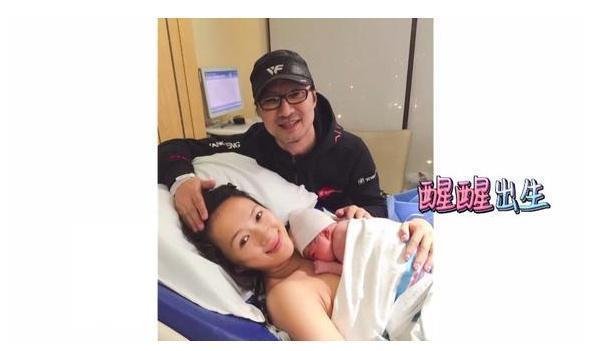 章子怡素颜生产照首曝光！汪峰全程细心陪伴，小醒醒与妈妈太有爱