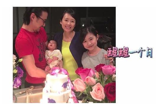 章子怡素颜生产照首曝光！汪峰全程细心陪伴，小醒醒与妈妈太有爱