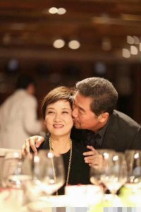 ​张国立为邓婕办60岁生日宴，网友：他们的爱情真的让人流泪
