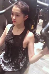 ​关晓彤素颜健身,纤细的手臂让人羡慕,却不小心曝出了自己的缺点