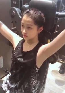 关晓彤素颜健身,纤细的手臂让人羡慕,却不小心曝出了自己的缺点