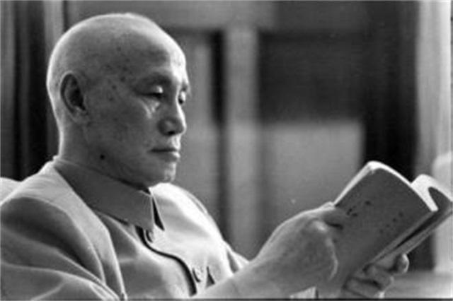 毛主席斯大林都没穿上“大元帅”服蒋介石却独享“特级上将”40年