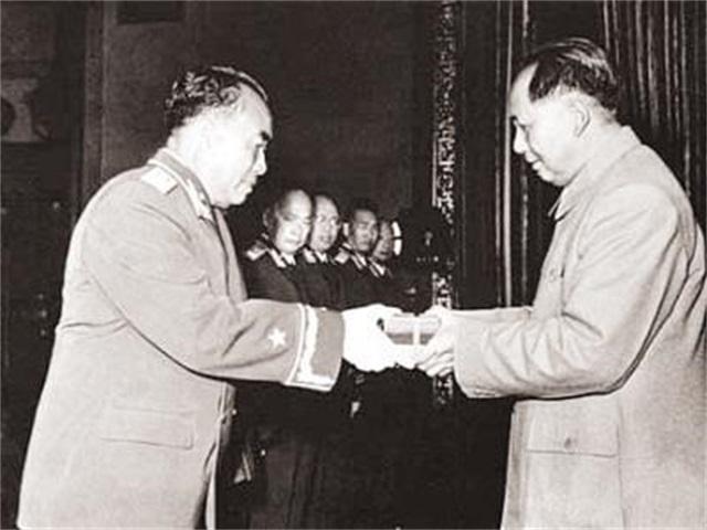 毛主席斯大林都没穿上“大元帅”服蒋介石却独享“特级上将”40年