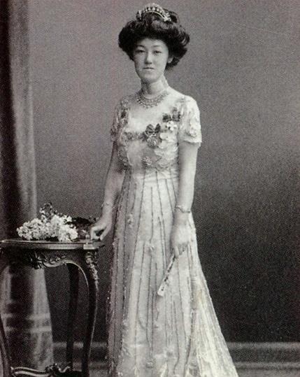 香淳皇后容貌平凡，她妹妹却是美人，但偏选中她为准皇太子妃？