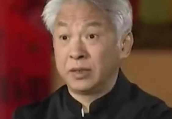 老太带砍柴刀鉴宝，称曾有人出价10万，专家：站稳了