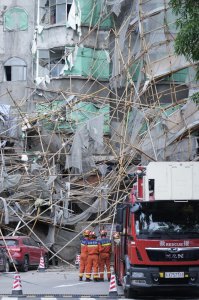 ​广州市天府路一居民楼脚手架垮塌