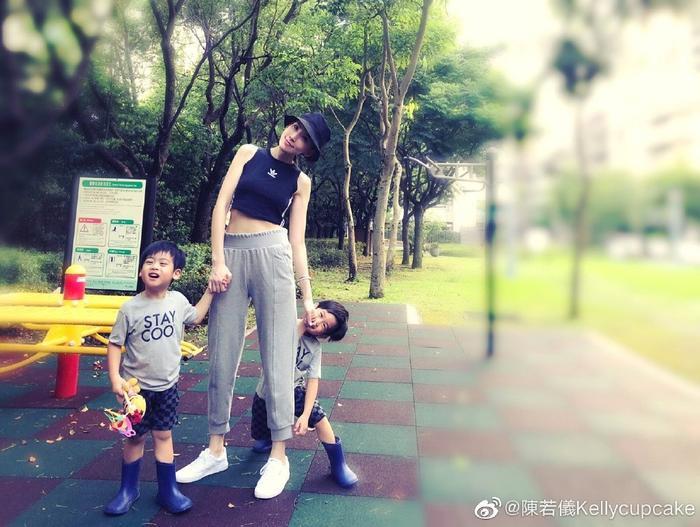 35岁陈若仪秀生活照，清纯美丽的林志颖娇妻，爱健身塑造美好身材