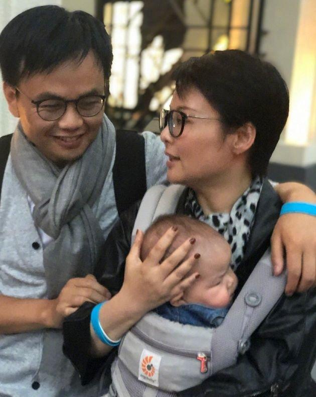 46岁袁立秀恩爱成瘾，晒完亲吻照，又晒纹身，如今秀小孩照引热议
