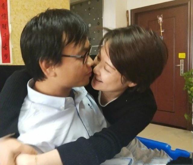46岁袁立秀恩爱成瘾，晒完亲吻照，又晒纹身，如今秀小孩照引热议