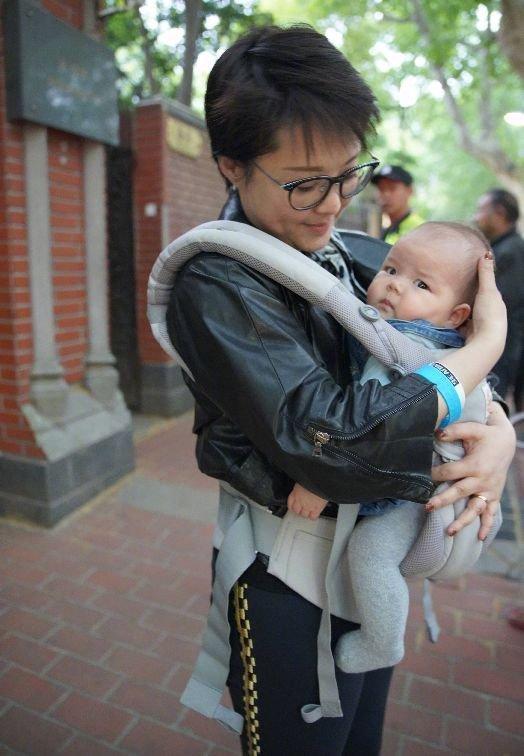 46岁袁立秀恩爱成瘾，晒完亲吻照，又晒纹身，如今秀小孩照引热议